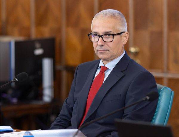 The Minister of Justice denied the allegations. In a statement to PressOne, Radu Marinescu said: "I do not consider that I plagiarized. That much I can tell you.” He claimed that the thesis was prepared "in accordance with the norms of the time and under the coordination of a reputable academic professor.” Later, in a lengthy post on his Facebook page, Minister Radu Marinescu questioned the timing of the investigation, asking rhetorically: "Why now? Why me?”